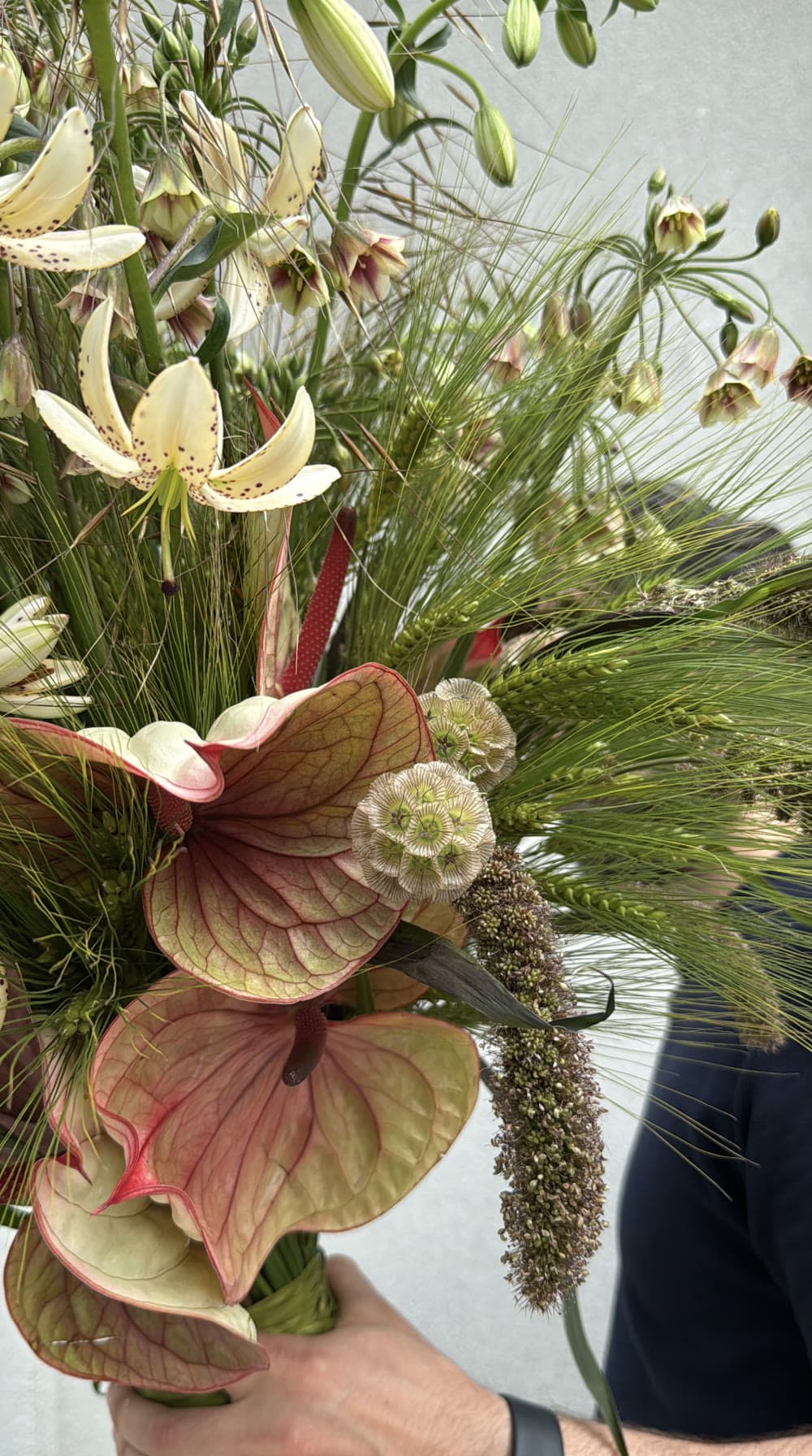 Авторский букет с лилиями, антуриумом и злаками — Flowerssobo