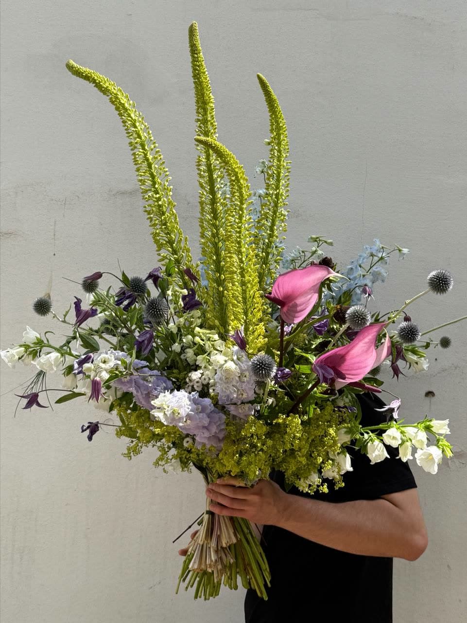 Сезонный букет Flowerssobo: каллы, дельфиниум, эремурус и полевая зелень